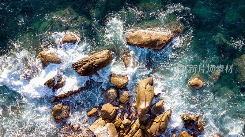 俯瞰下面的岩石冲浪，Banderas湾，Puerto Vallarta墨西哥